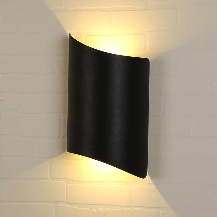 Tronic Quadrilateral-Shaped Wall Light 2 Tronic Quadrilateral-Shaped Wall Light